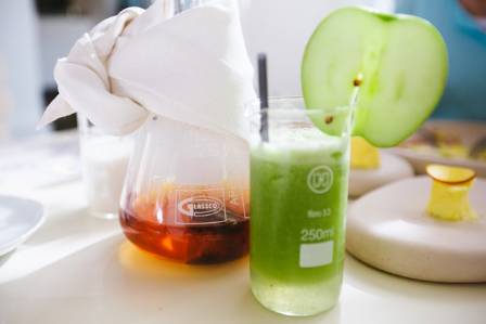 Den ultimative guide til grønne drikkevarer og juice: Din vej til radikal sundhed